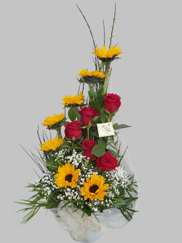 arreglo de girasoles y rosas