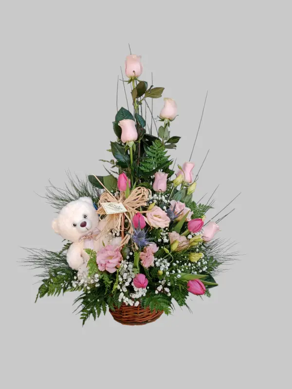 canasto de rosas y lisianthus con peluche